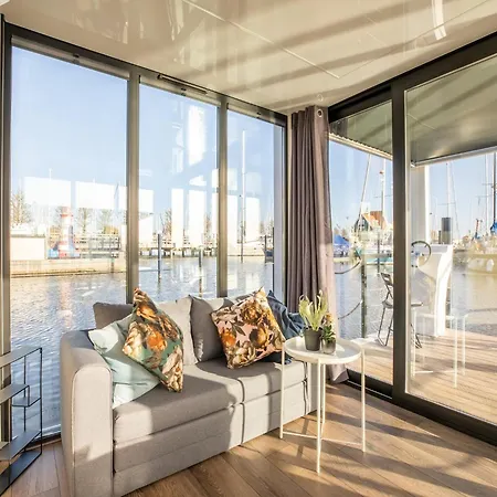 Beautiful Houseboat With Shared Pool, Cleaning Included Volendam