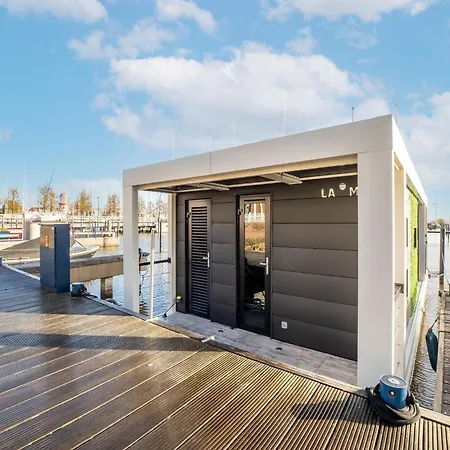 Beautiful Houseboat With Shared Pool, Cleaning Included * Volendam