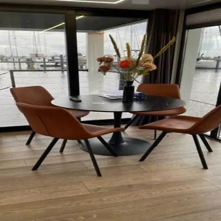 Beautiful Houseboat With Shared Pool, Cleaning Included *