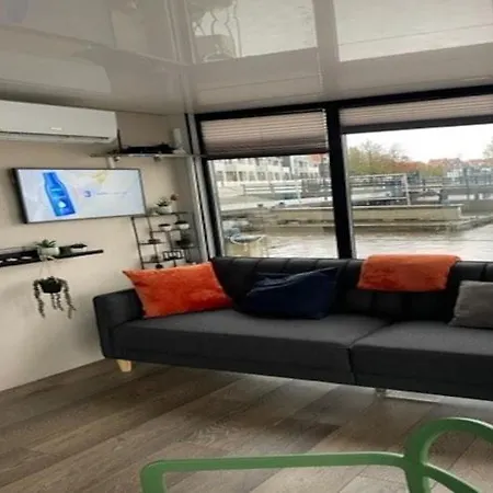 Beautiful Houseboat With Shared Pool, Cleaning Included Botel *