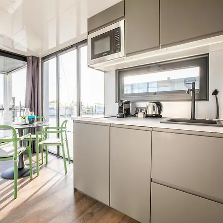 Beautiful Houseboat With Shared Pool, Cleaning Included Botel Volendam