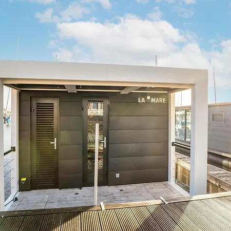 Beautiful Houseboat With Shared Pool, Cleaning Included * Volendam